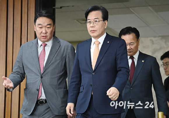 송언석 국민의힘 원내대표가 9일 서울 여의도 국회에서 열린 원내대책회의에 참석하고 있다. [사진=곽영래 기자]