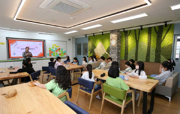 광주 금당초등학교 학생들이 맑은학교만들기를 통해 미세먼지 저감시설이 설치된 교실에서 환경교육을 받고 있다. [사진=한화]