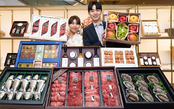 모델들이 롯데백화점에서 설 선물세트를 소개하고 있다. [사진=롯데백화점]