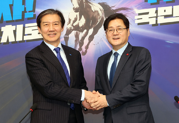 조국혁신당 조국 대표가 26일 국회에서 홍익표 청와대 정무수석을 만나 반갑게 악수하고 있다. 2026.1.26 [사진=연합뉴스]