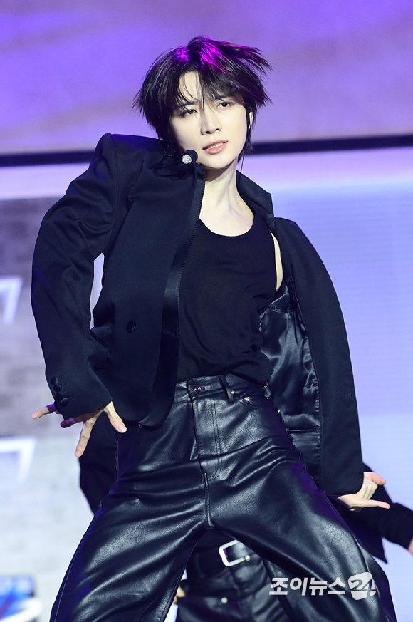 그룹 투모로우바이투게더 범규가 13일 오후 서울시 성북구 안암동 고려대학교 화정체육관에서 열린 투모로우바이투게더(TOMORROW X TOGETHER, TXT) 미니 8집 '7TH YEAR: 가시덤불에 잠시 바람이 멈췄을 때' 발매 기념 쇼케이스에서 타이틀곡 '하루에 하루만 더' 무대를 선보이고 있다. [사진=정소희 기자]