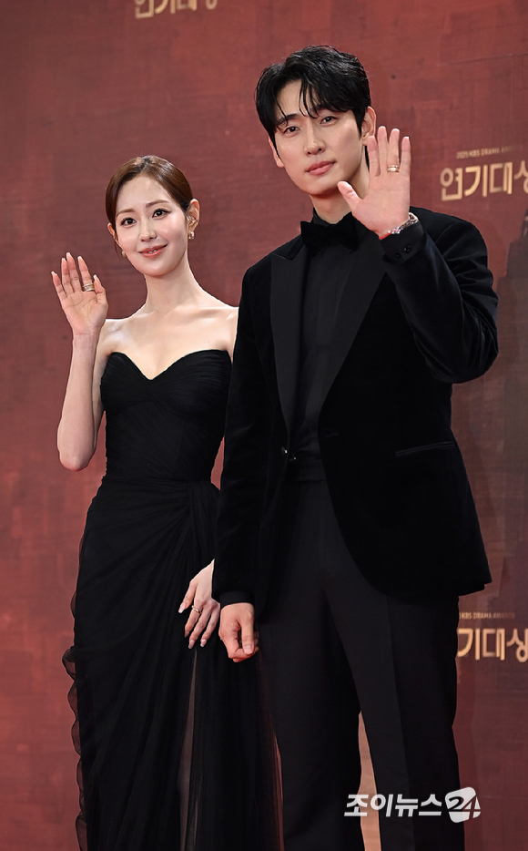 배우 신슬기, 윤박이 31일 오후 서울 여의도 KBS에서 열린 2025 KBS 연기대상&nbsp;레드카펫 포토월 행사에서 포즈를 취하고 있다. [사진=곽영래 기자]