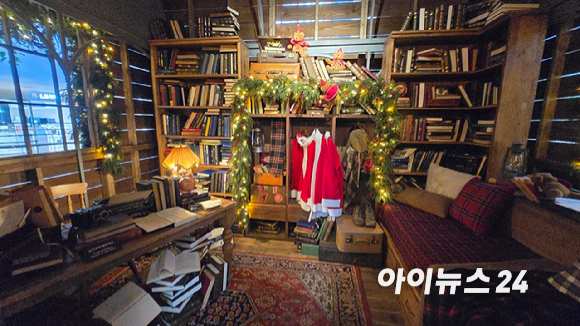 3일 현대백화점 더현대 서울 5층 사운즈 포레스트에 조성된 '포장 공방'. 이번 크리스마스 연출은 대표 캐릭터 '해리'가 아이들에게 편지와 선물을 손수 준비하는 과정을 담아냈다. [사진=진광찬 기자]