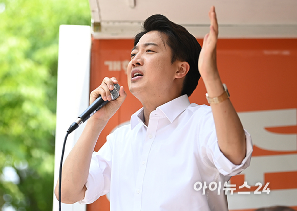 이준석 개혁신당 대선 후보가 30일 오후 서울 마포구 경의선 숲길에서 유세를 하고 있다. [사진=곽영래 기자]