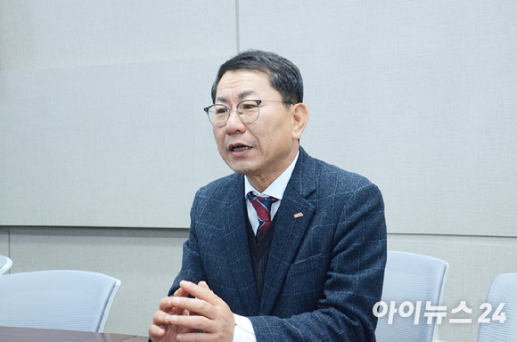 지난 26일 서울시 서초구 aT센터에서 아이뉴스24와 만난 나명석 한국프랜차이즈산업협회장. [사진=전다윗 기자]