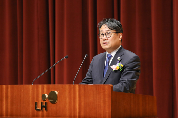이성훈 신임 한국토지주택공사(LH) 사장이 6일 경남 진주 LH 본사에서 열린 취임식에서 취임사를 하고 있다. [사진=한국토지주택공사(LH) 제공]