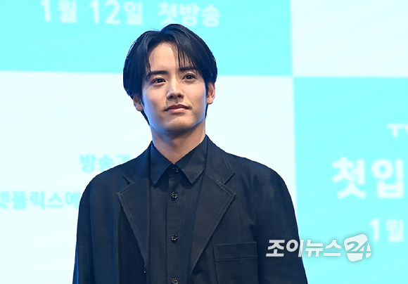 배우 아카소 에이지가 7일 오후 서울 구로구 더 세인트에서 진행된 '첫입에 반하다' 제작발표회에서 포즈를 취하고 있다. [사진=곽영래 기자]