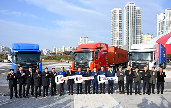 롯데글로벌로지스는 2일 울산광역시청에서 '수소전기트랙터 국내 실주행 환경 실증 및 운영기술 개발'을 위한 업무협약을 체결하고 수소 트랙터 인도식을 진행했다. [사진=롯데글로벌로지스]