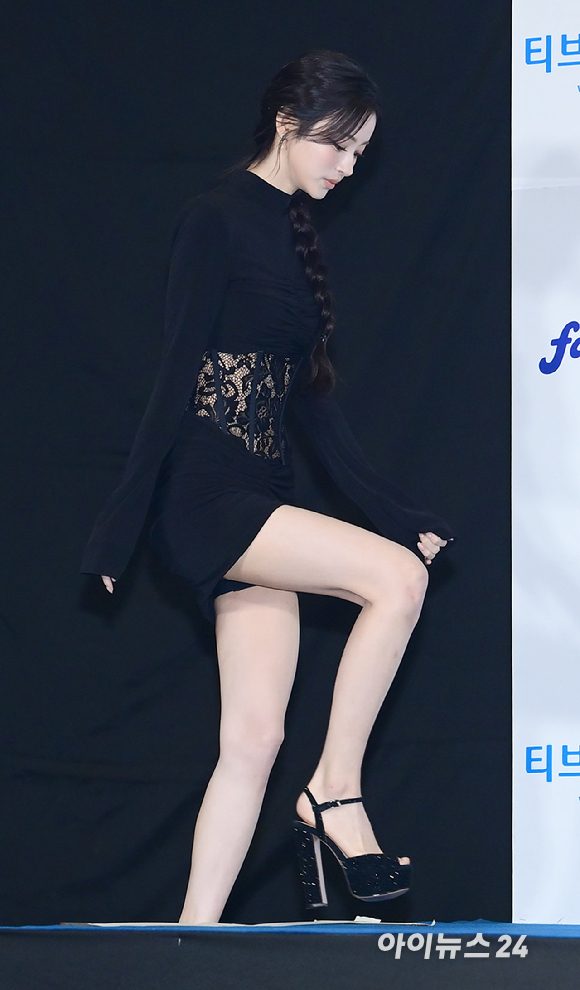 그룹 미야오(MEOVV) 안나가 27일 경기 고양시 킨텍스에서 열린 2026 케이 월드 드림 어워즈(K WORLD DREAM AWARDS)' 블루카펫에 참석하고 있다. [사진=정소희 기자]