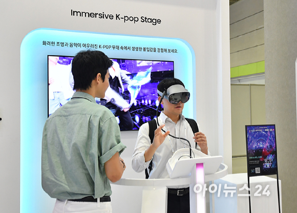 23일 서울 강남구 코엑스에서 열린 'K디스플레이 2026(한국디스플레이산업전시회)를 찾은 방문객이 삼성디스플레이 부스를 관람하고 있다. [사진=곽영래 기자]