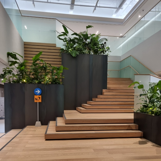 카카오 '아지트' 1층에 마련된 대형 미디어 파사드의 모습. [사진=카카오]