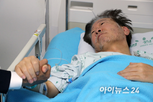 21일 오전 민주당 박광온 원내대표가 서울 중랑구 녹색병원에서 단식 중인 이재명 민주당 대표를 찾아 대화하고 있다. 이날 오후 이 대표 체포동의안이 본회의에서 표결에 부쳐진다. 이 대표는 전날(20일) 페이스북을 통해 직접 부결을 요청했다. [사진=국회사진취재단]