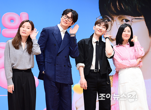 (왼쪽부터)손자연 PD-성시경-정동환-정미영 PD가 27일 오전 서울 영등포구 KBS에서 열린 KBS2 뮤직 토크쇼 '더 시즌즈-성시경의 고막남친' 제작발표회에 참석하고 있다. [사진=정소희 기자]