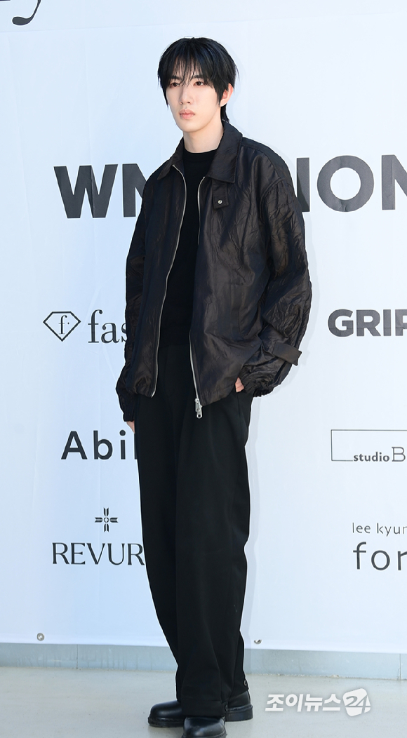 블라썸보이즈 하민기가 24일 오후 서울 성동구 성수동 더블유미션에서 열린 홀리넘버세븐 X 코타로 타니야마 콜라보 팝업 오프닝 행사에 참석하고 있다. [사진=정소희 기자]