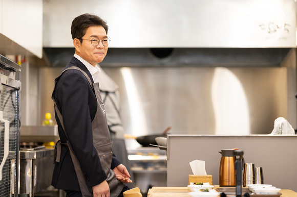 정원오 더불어민주당 서울시장 후보가 22일 서울 중구 신당동의 한 식당에서 진행된 '찾아가는 서울 인(人)터뷰'에서 앞치마를 두른 채 직장인들을 기다리고 있다. [사진=정원오 캠프]