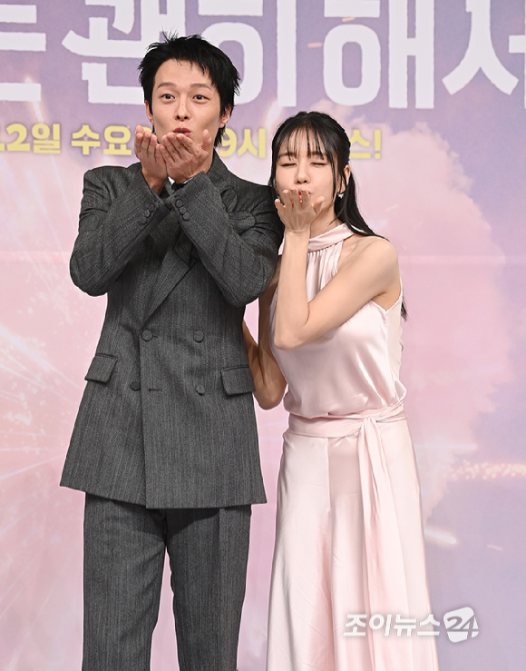 배우 장기용, 안은진이 5일 오후 서울 목동 SBS에서 열린 '키스는 괜히 해서!' 제작발표회에서 포토타임을 갖고 있다. [사진=곽영래 기자]