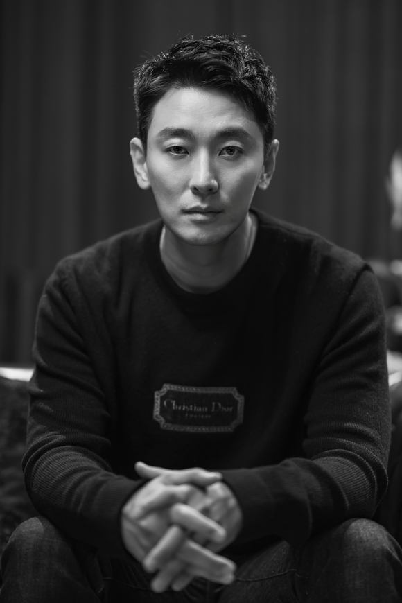 배우 주지훈이 영화 '젠틀맨' 인터뷰에 앞서 포즈를 취하고 있다. [사진=콘텐츠웨이브(주)]