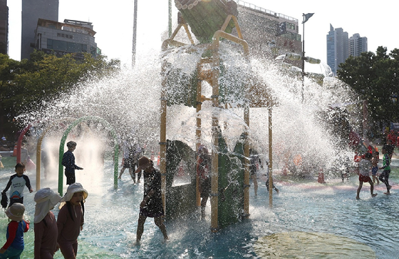 열대야와 폭염경보가 이어진 지난 여름 부산 '수영구 어린이 워터파크'에서 어린이들이 시원한 물벼락을 맞으며 더위를 식히고 있다. [사진=연합뉴스]