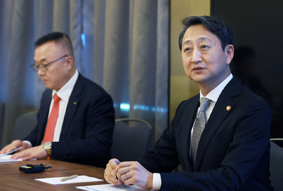 안덕근 산업부 장관(오른쪽)이 황주호 한수원 사장과 체코 현지에서 기자간담회를 갖고 있다. 안 장관은 "며칠이 될지, 몇달이 될지, 계약 체결식은 연기될 수밖에 없다"고 말했다. [사진=산업부]