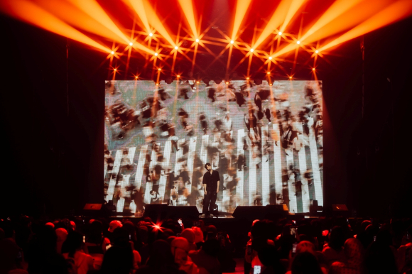 배우 이준영이 말레이시아 쿠알라룸푸르 지오스페이스(JIOSPACE)에서 열린 단독 팬미팅 '신 바이 준영(Scene by JUNYOUNG)'으로 팬들을 만나고 있다. [사진=빌리언스]