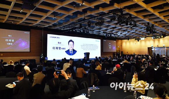 매년 국내외 주요 이슈를 진단하고 대응 방안을 논의하는 아이포럼 2025가 '지금은 인공지능 대전환(AX):AI 3대 강국 어떻게 만들 것인가&rsquo;라는 주제로 23일 서울 여의도 FKI타워에서 열렸다. 박동석 아이뉴스24 사장이 개회사를 하고 있다. [사진=곽영래 기자]
