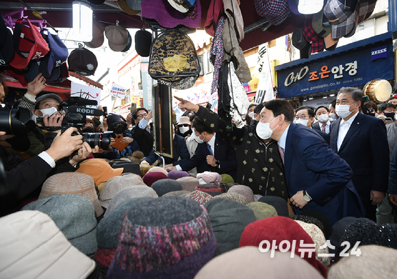 윤석열 국민의힘 대선 경선 후보가 3일 오전 서울 중구 남대문시장을 방문해 상인과 대화하고 있다. [사진=국회사진취재단]