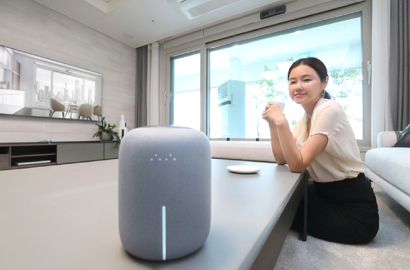 모델이 이문동 소재 모델하우스에서 기가지니를 통해 KT AI 청정환기 시스템을 구동하고 있다. [사진=KT]