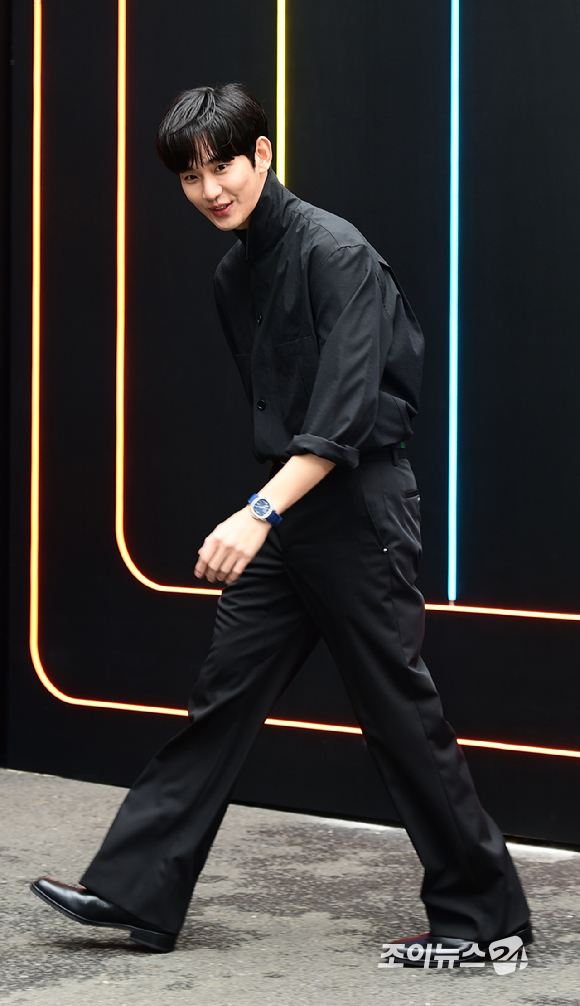 배우 김수현이 25일 오전 서울 성동구 성수동 비컨 스튜디오에서 열린 미도 포토콜 행사에 참석하고 있다. [사진=정소희 기자]