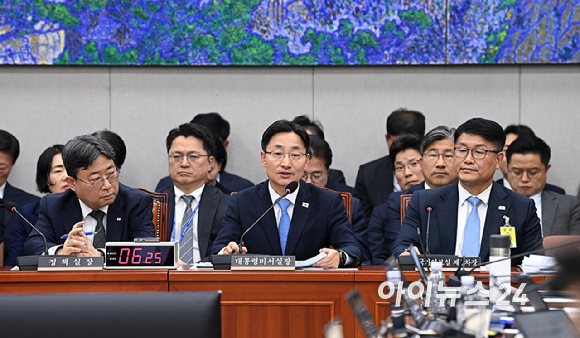 임광현 대통령비서실장이 29일 서울 여의도 국회 국회운영위원회에서 열린 대통령비서실, 국가안보실 등에 대한 국정감사에 출석해 질의에 답변하고 있다. [사진=곽영래 기자]