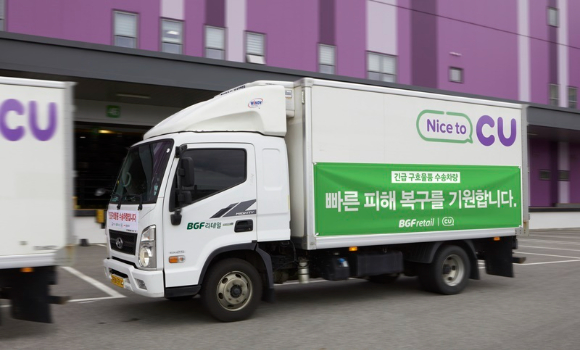 BGF리테일은 'BGF브릿지'를 통해 강릉물류센터에서 구호물품을 긴급 배송했다. [사진=BGF리테일]