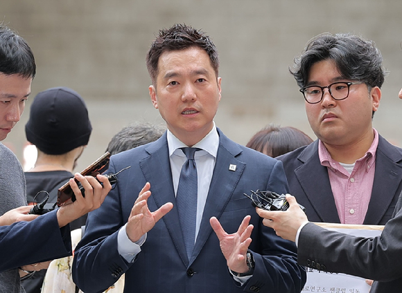 김세의 가로세로연구소 대표가 26일 서초구 서울중앙지방법원에서 열린 구속 전 피의자 심문(영장실질심사)에 출석하고 있다. 2026.5.26 [사진=연합뉴스]