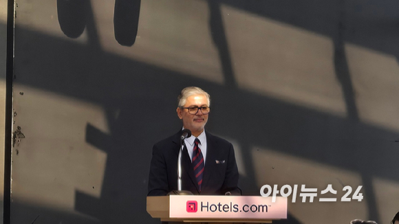 28일 서울 풀만 앰배서더 호텔에서 열린 호텔스닷컴 기자간담회에서 라비니아 라자람 익스피디아 그룹 글로벌 커뮤니케이션 및 아시아 지역 PR 디렉터가 내년 여행 트렌드에 대해 발표하고 있다. [사진=진광찬 기자]