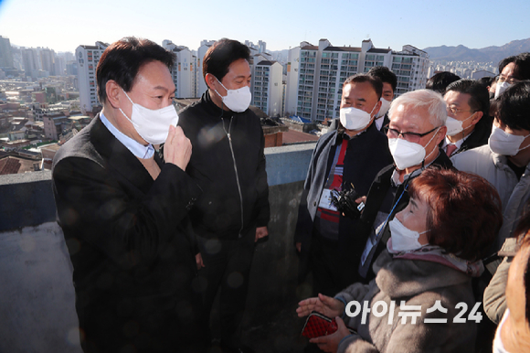 윤석열 국민의힘 대선후보가 13일 오후 서울 강북구 미아동 미아 4-1 주택 재건축 정비구역을 찾아 오세훈 서울시장과 함께 현장 설명을 들은 뒤 주민들과 대화하고 있다. [사진=국회사진취재단]