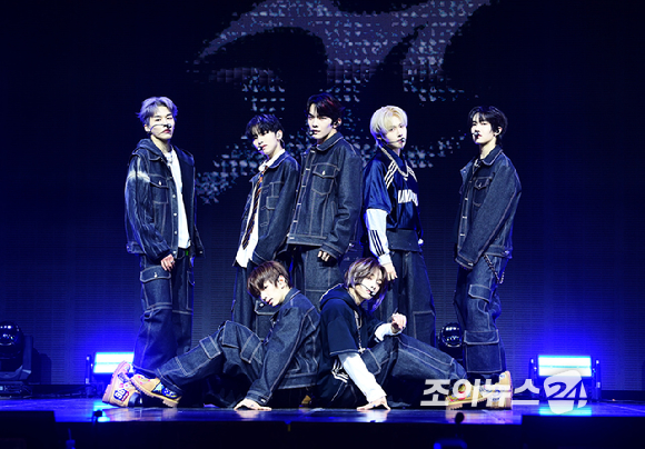 3일 오후 서울 광진구 광장동 예스24라이브홀에서 신인 보이그룹&nbsp;튜넥스(TUNEXX)&nbsp;첫 번째 미니 앨범 '셋 바이 어스 온리'(SET BY US ONLY) 발매 기념 쇼케이스가 열렸다.&nbsp;튜넥스가 타이틀곡 '내가 살아있다는 증거' 무대를 선보이고 있다. [사진=정소희 기자]