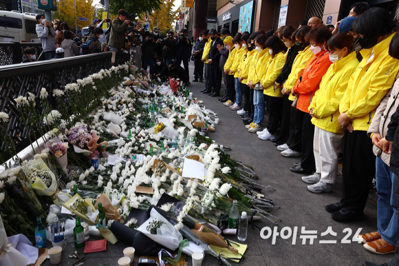 지난달 31일 서울 용산구 이태원 압사사고 인근에 마려된 추모공간을 찾은 세월호 유가족들이 희생자를 추모하고 있다. [사진=김성진 기자]