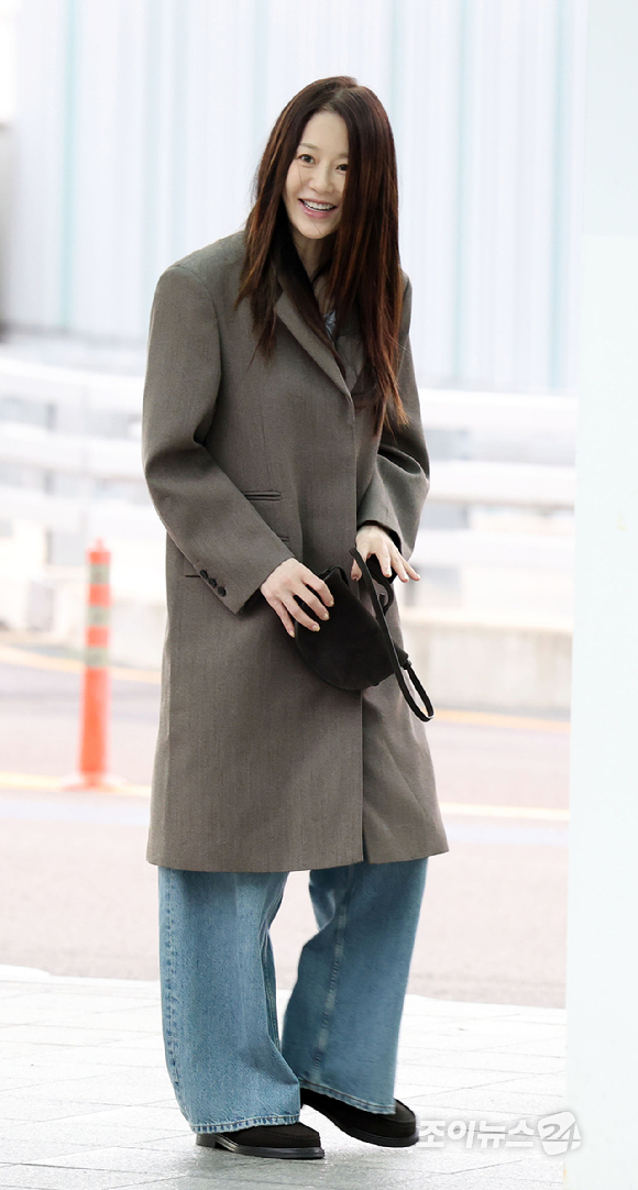 배우 고현정이 COS 2025 FW컬렉션 참석 차 12일 인천국제공항을 통해 미국 뉴욕으로 출국하고 있다. [사진=정소희 기자]