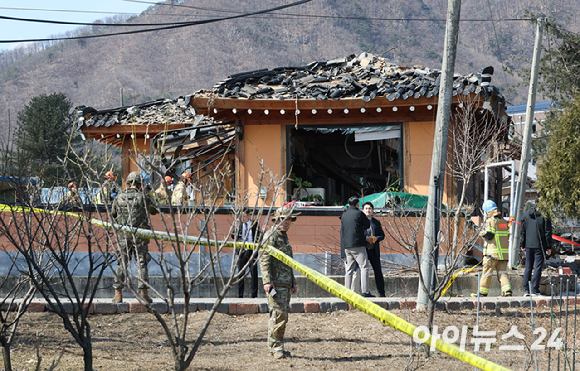 지난 6일 경기 포천에서 실시된 한미연합훈련 도중 우리 공군 전투기가 훈련장이 아닌 민가에 오폭하는 사고가 발생했다. 사진은 사고 이후 통제된 민가의 모습. [사진=사진공동취재단]