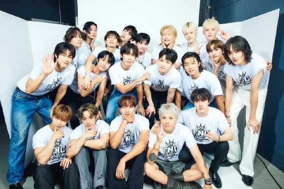 FT아일랜드, 씨엔블루, 엔플라잉, 하이파이유니콘, AxMxP(에이엠피)가 일본 'FNC 밴드 킹덤 2025'에서 포즈를 취하고 있다. [사진=FNC엔터테인먼트]
