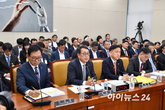 유영상 SK텔레콤 대표이사가 30일 국회 과학기술정보방송통신위원회의에서 열린 방송통신 분야 청문회에서 질의에 답변하고 있다. [사진=곽영래 기자]