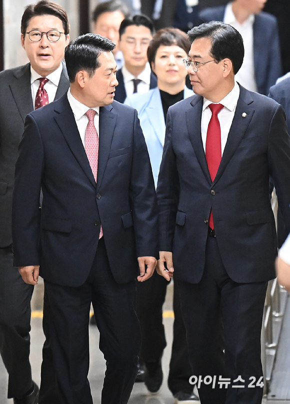 국민의힘 장동혁 대표와 송언석 원내대표가 8일 오후 서울 여의도 국회에서 열린 의원총회에 참석하고 있다. [사진=곽영래 기자]