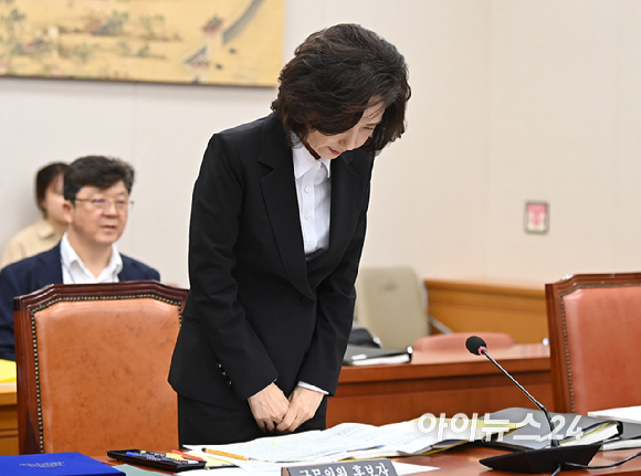 이진숙 사회부총리 겸 교육부 장관 후보자가 16일 오전 서울 여의도 국회 교육위원회에서 열린 인사청문회에서 인사하고 있다. [사진=곽영래 기자]