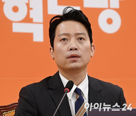 이기인 개혁신당 비상대책위원장이 17일 서울 여의도 국회에서 첫 번째 쇄신안 발표를 하고 있다. [사진=곽영래 기자]