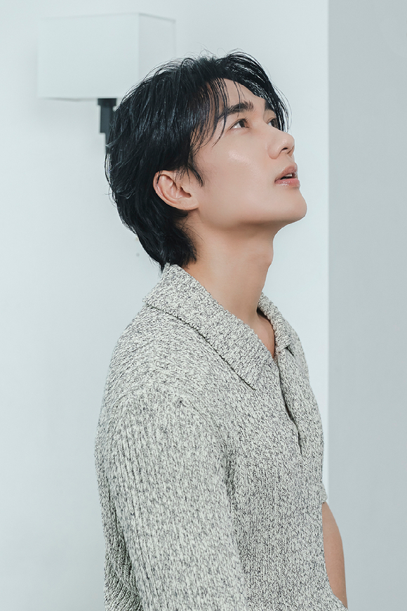 배우 엄태구가 영화 '와일드 씽' 인터뷰에 앞서 포즈를 취하고 있다. [사진=롯데엔터테인먼트]