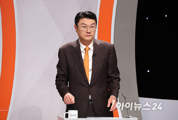 김정철 개혁신당 서울시장 후보가 28일 오후 서울 마포구 SBS프리즘타워에서 열린 제9회 전국동시지방선거 2026 서울특별시장선거 후보자 토론회에서 토론 준비를 하고 있다. [사진=정소희 기자]