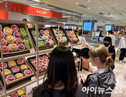 백화점에서 방문객들이 추석선물세트를 구경하고 있다. [사진=설래온 기자 ]