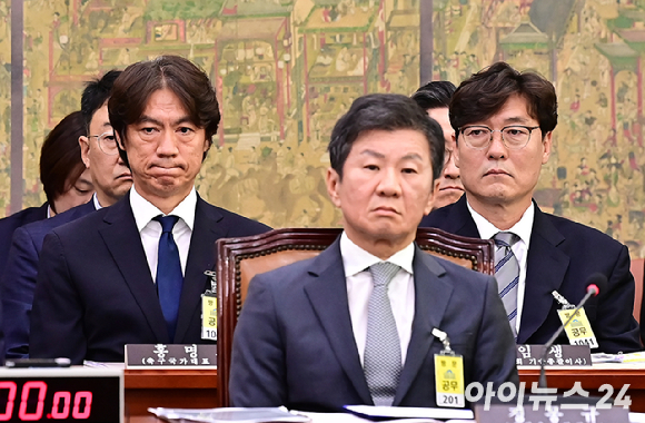 홍명보 축구 국가대표팀 감독이 지난 24일 서울 여의도 국회에서 열린 문화체육관광위원회의 대한축구협회 등에 대한 현안질의에 참석하고 있다. [사진=곽영래 기자]