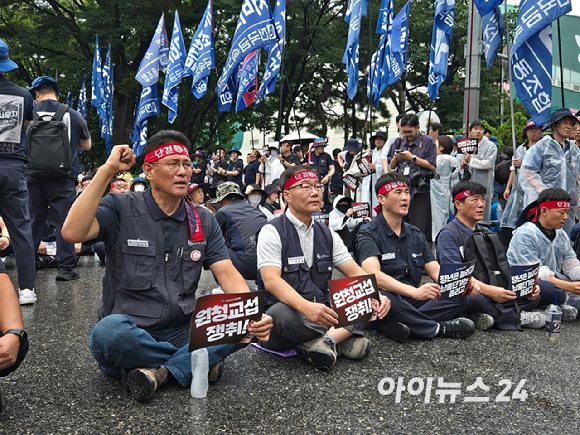 21일 전국금속노동조합(금속노조)이 서울 양재동 현대자동차 본사 앞에서 '자동차 업종 공동 파업 대회'를 진행하고 있다. [사진=최란 기자]