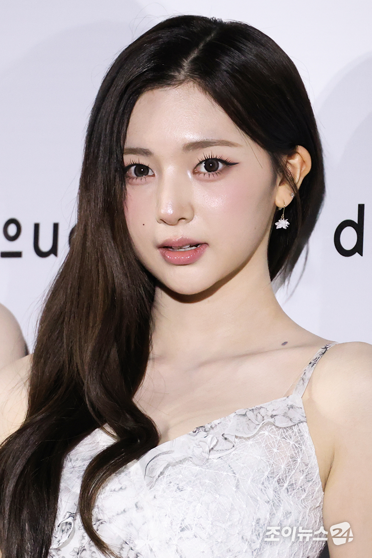 그룹 트리플에스 지우, 신위, 린, 연지가 1일 오후 서울 중구 동대문디자인플라자에서 진행된 2027 S/S 서울패션위크 '두칸' 컬렉션에 참석해 포즈를 취하고 있다. [사진=문수지 기자]