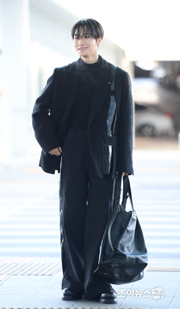 그룹 에이티즈(ATEEZ) 성화가 20일 해외 일정 참석 차 인천국제공항을 통해 출국하고 있다. [사진=정소희 기자]