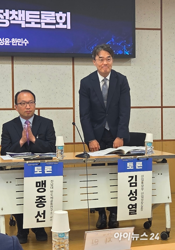 더불어민주당 정청래 전 대표, 이성윤, 한민수, 권향엽, 문정복 의원 등 참석자들이 8일 서울 여의도 국회 의원회관에서 열린 서남권 반도체 클러스터 성공을 위한 정책토론회에서 기념촬영을 하고 있다. [사진=곽영래 기자]